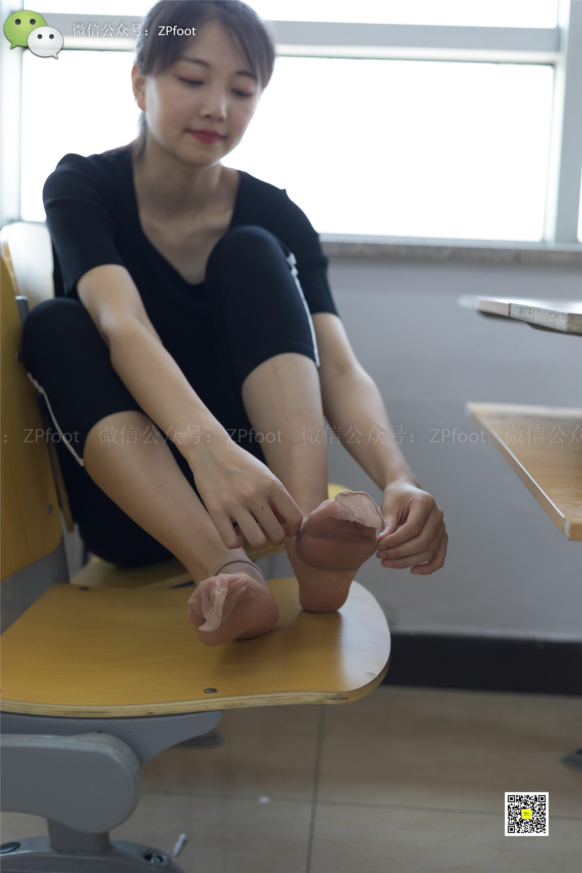 LSS Camellia Photography No.004 Classroom Short Filament Bare Foot